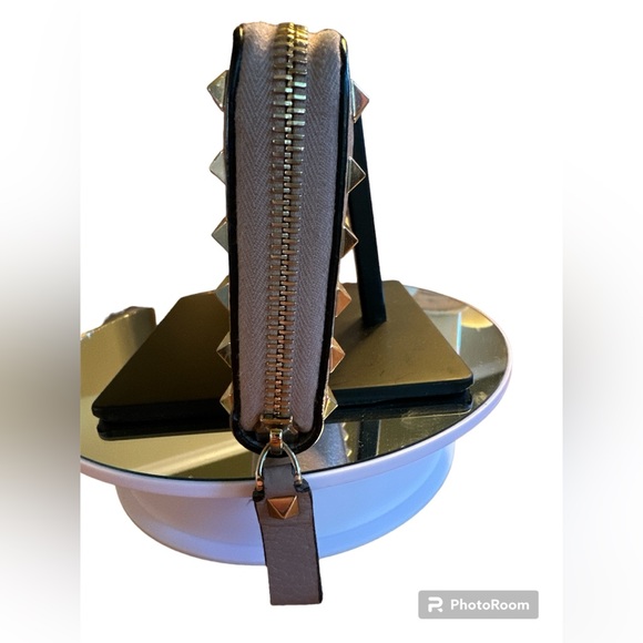 Valentino Garavani pebbled leather studded wallet! Pristine condition! - Picture 3 of 7